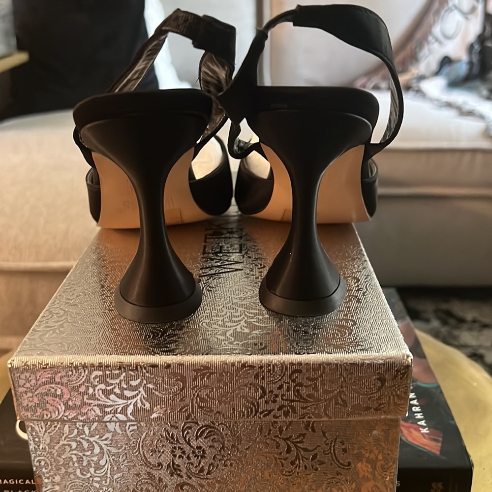 Wet Kiss Satin Pumps - Picture 3 of 7